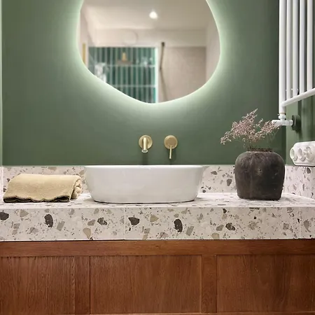 Emerald Art Maison - 94 M2, 2 Bedrooms, 2 Bathrooms, 700 M To Market Square *