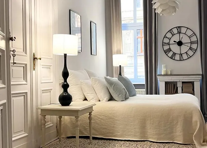 Emerald Art Maison - 94 M2, 2 Bedrooms, 2 Bathrooms, 700 M To Market Square Apartment