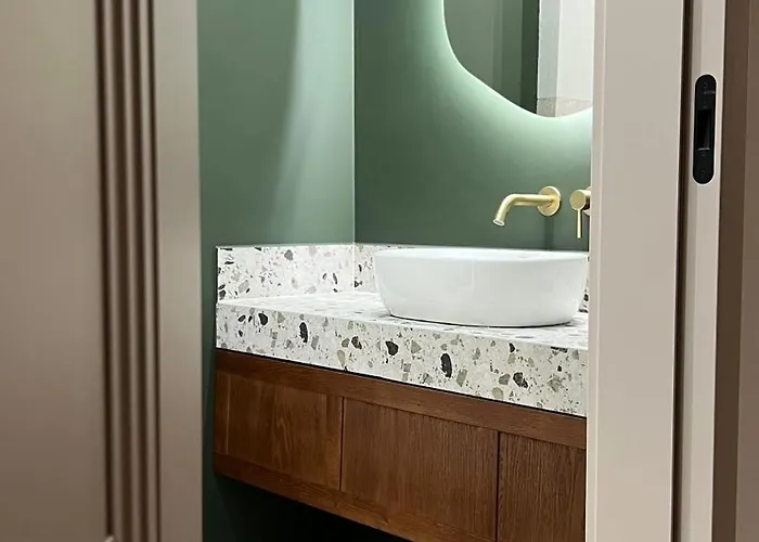 Emerald Art Maison - 94 M2, 2 Bedrooms, 2 Bathrooms, 700 M To Market Square Apartment