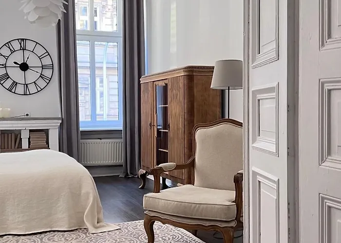 Emerald Art Maison - 94 M2, 2 Bedrooms, 2 Bathrooms, 700 M To Market Square *