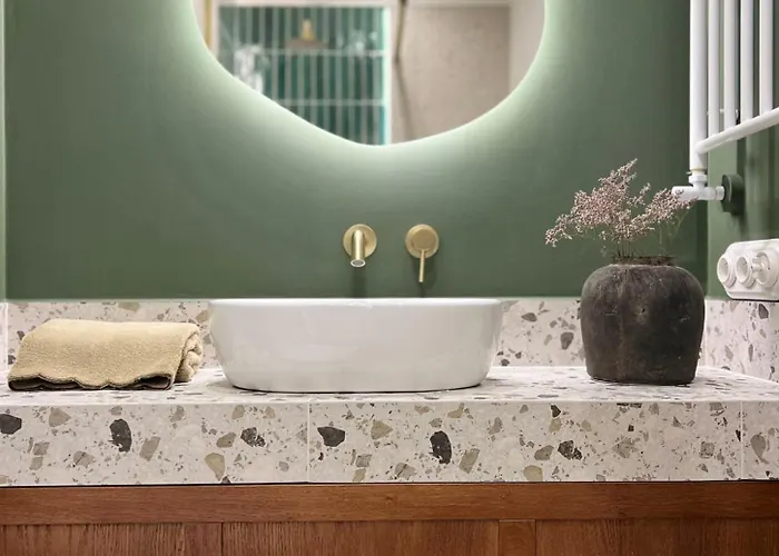 Emerald Art Maison - 94 M2, 2 Bedrooms, 2 Bathrooms, 700 M To Market Square *