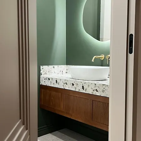 Emerald Art Maison In A Restored Historic Townhouse Riverside Old Town Apartman
