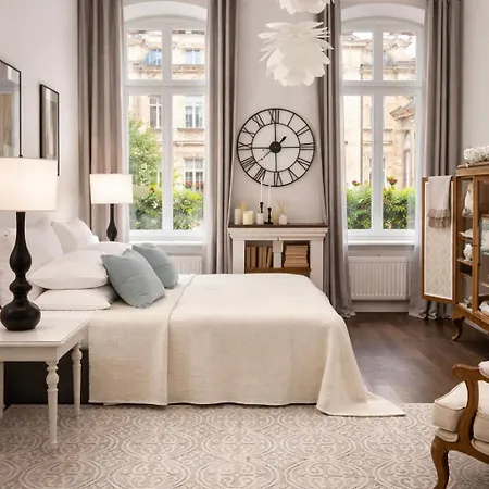 Apartman Emerald Art Maison In A Restored Historic Townhouse Riverside Old Town *