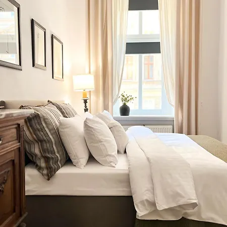 Emerald Art Maison In A Restored Historic Townhouse Riverside Old Town Apartman *