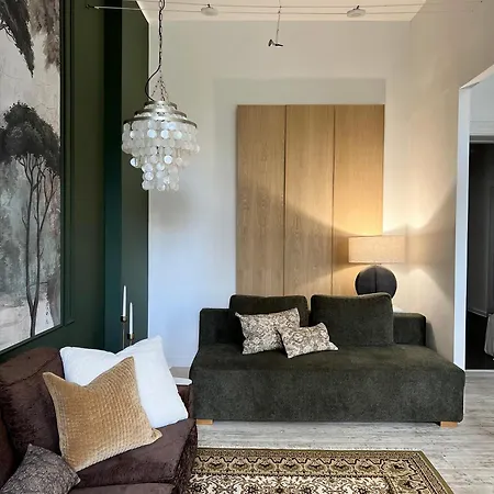 Apartman Emerald Art Maison In A Restored Historic Townhouse Riverside Old Town