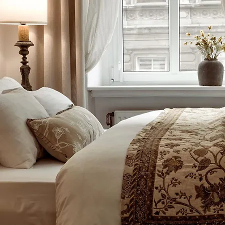 Apartman Emerald Art Maison In A Restored Historic Townhouse Riverside Old Town