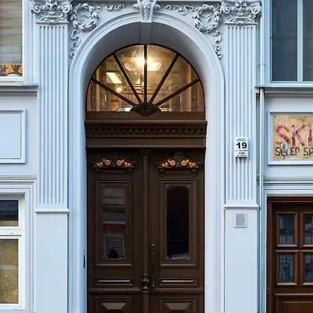 Apartman Emerald Art Maison In A Restored Historic Townhouse Riverside Old Town *