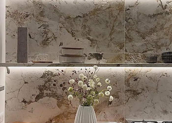 Emerald Art Maison - 94 M2, 2 Bedrooms, 2 Bathrooms, 700 M To Market Square *